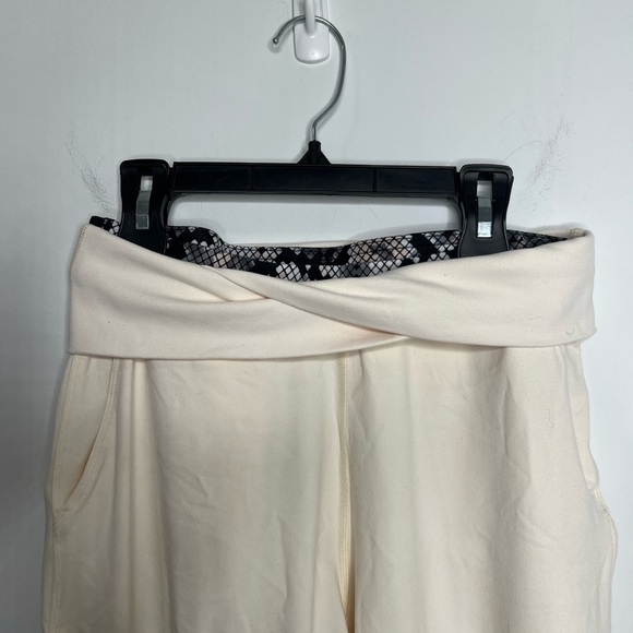 Lululemon Sunset Salutation Crop leggings - Picture 5 of 6